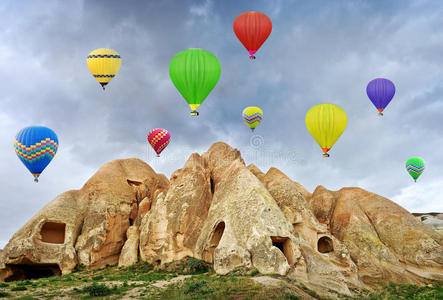 五颜六色的热气球飞在土耳其卡帕多西亚地区