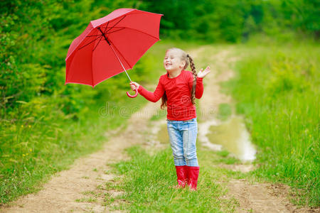 带着红伞的小女孩