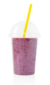 黑莓冰沙在塑料透明杯