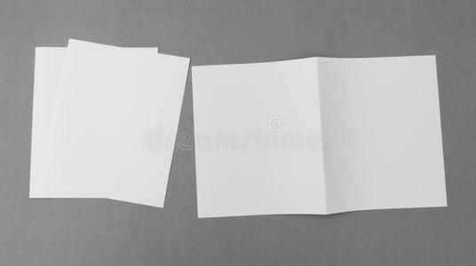 灰色背景上的双层白色模板纸。