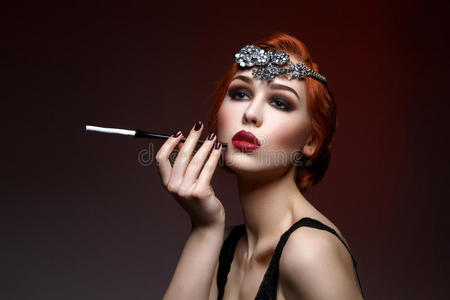 烟灰缸和香烟的特写图片