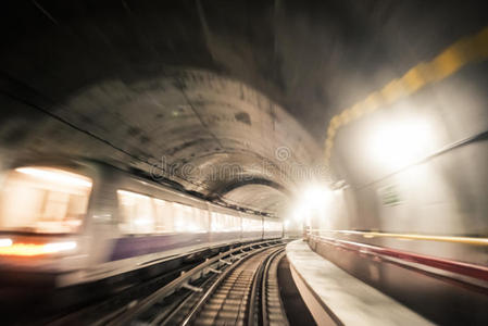 快速地下火车在现代城市的隧道里行驶