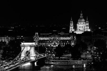 链桥和圣斯蒂芬的罗西利卡在夜间，布达佩斯