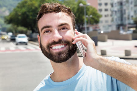 流行的 调情 手机 胡须 成人 白种人 幸福 巴西人 城市景观