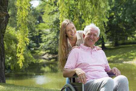 疾病 退休人员 家庭 帮助 男人 古老的 放松 孙女 医学