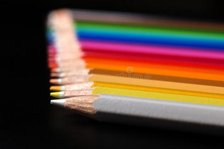 各种彩色铅笔。 彩色铅笔在安排中。