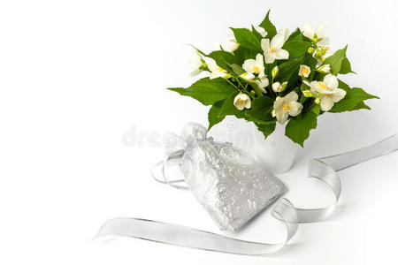 礼品盒和白色背景上美丽的花