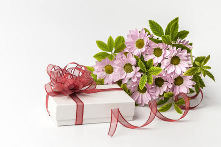 礼品盒和白色背景上美丽的花