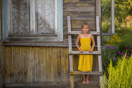 村屋附近一个小快乐的女孩。