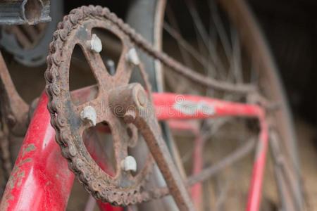 老年人 古老的 废旧物品 被遗弃的 金属 自行车 咕哝 齿轮