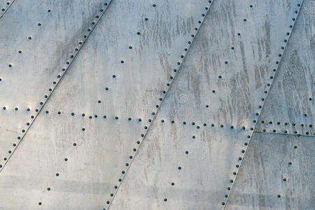 老式飞机的机身区域和铆钉照片