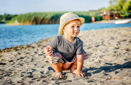 恶作剧的小男孩图片