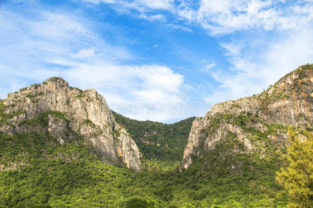 美丽的方解石山，蓝天在KhaoSamRoiYodNat