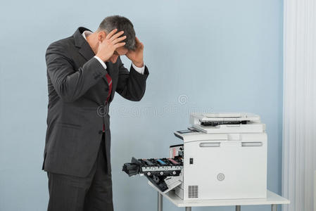 商人在办公室看打印机