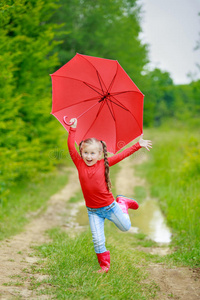 带着红伞的小女孩