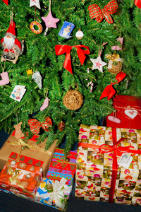 在圣诞树下盛装的是装有礼物的盒子