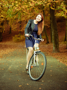 头发 生姜 时尚 闲暇 落下 森林 放松 季节 秋天 自行车
