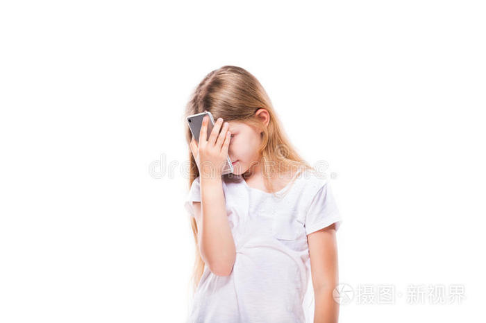 可爱的小女孩带着智能手机。 在白色上隔离