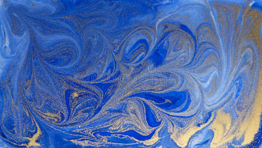 蓝色和金色的液体纹理，水彩画手画大理石花纹插图，抽象背景，水纹
