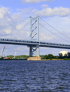 本杰明富兰克林桥，正式称为富兰克林桥，跨越特拉华河，加入费城