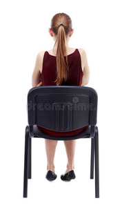 坐在椅子上的年轻漂亮女人的背景。
