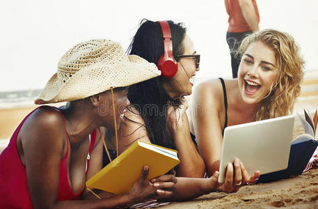 朋友 装置 成人 阅读 耳机 多媒体 节日 海滩 音乐 假日