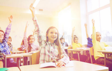 一群学生在教室里举手
