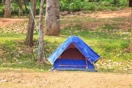 露营地上五颜六色的帐篷