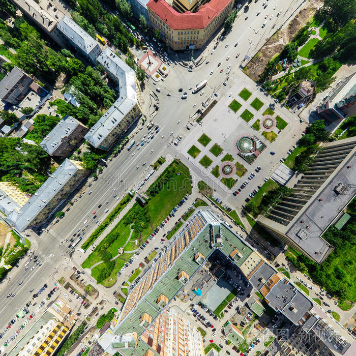 城市鸟瞰图有十字路口和道路房屋建筑直升机射击全景图