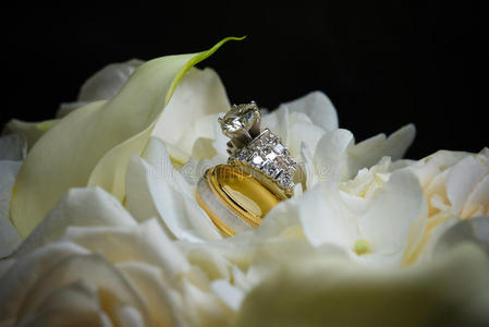 订婚 美女 自然 艺术 时尚 花的 花束 珠宝业 庆祝 珠宝