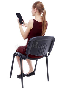 女人坐在椅子上看屏幕的背面