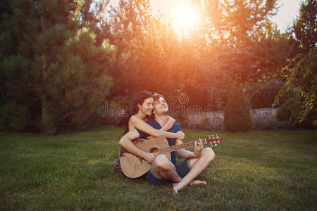粘合 花园 白种人 男朋友 出类拔萃 吉他 蜜月 约会 假日