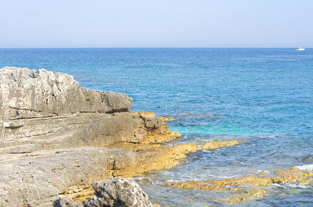 蓝色的海洋和岩石的海岸