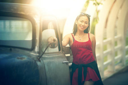 亚洲模特和一辆旧卡车合影