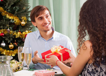 送礼物给男人的女人照片