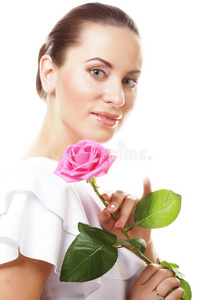 美丽的年轻女人带着粉红色的玫瑰