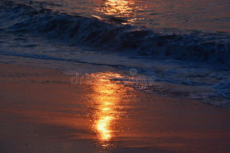 日出时闪烁着金色的波浪