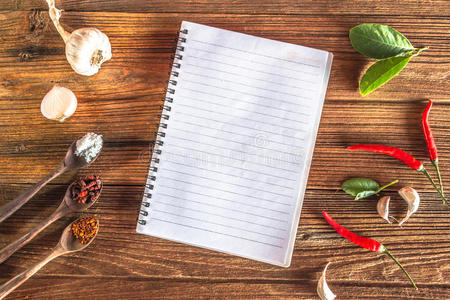 桌子 笔记本 胡椒粉 菠菜 薄荷 纸张 烹调 空的 菜单