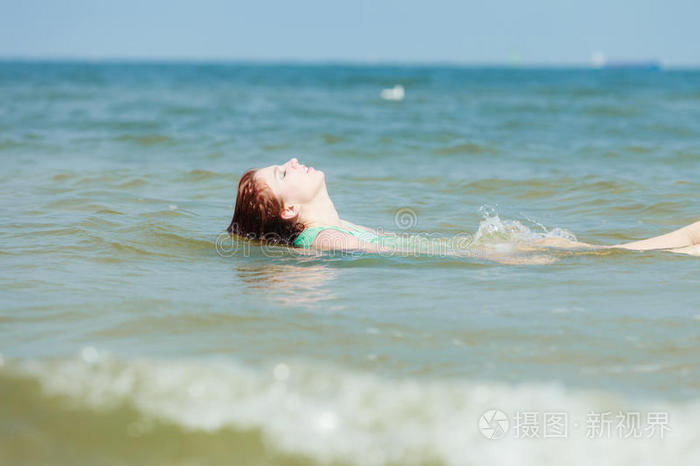 夏季 假期 乐趣 女孩 热的 幸福 游泳 放松 波浪 健康