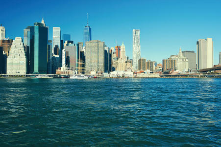 从布鲁克林俯瞰曼哈顿下城的天际线