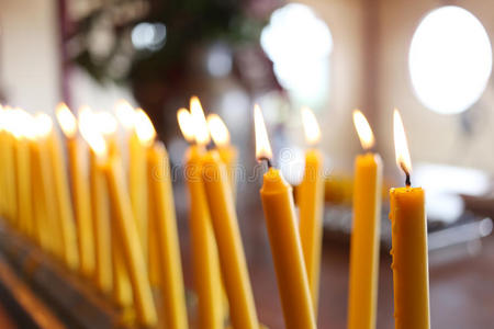 蜡烛抽象蜡烛背景下寺庙燃烧的蜡烛灯。