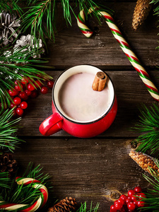 木制背景上的热巧克力和圣诞节装饰品。