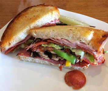 烤意大利帕尼尼三明治照片