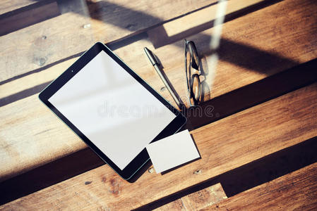 特写现代平板空白白色屏幕，眼镜木桌内部合作。空显示，模型设计清晰
