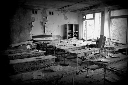 学校切尔诺贝利区的废弃教室照片