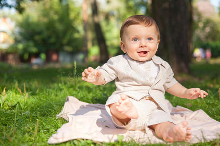 公园草地上的小男孩。