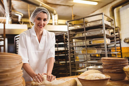 面包师检查面团图片