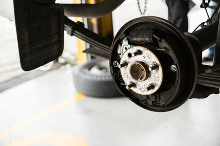 新轮胎更换过程中汽车前盘制动器