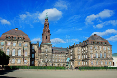哥本哈根的克里斯蒂安堡宫殿和弗雷德里克国王的雕像
