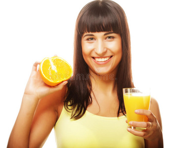 年轻快乐的女人喝橙汁。